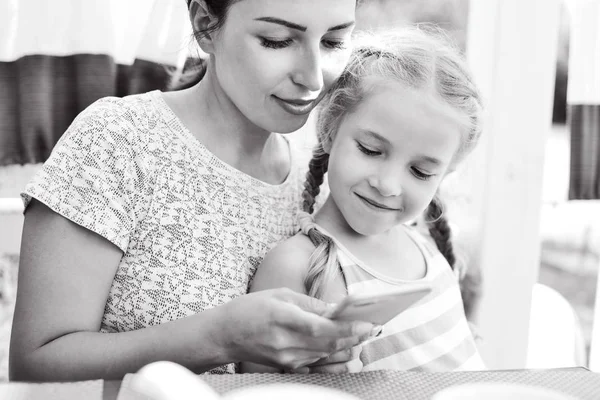 Mère Heureuse Petite Fille Utilisant Smartphone Dans Café — Photo