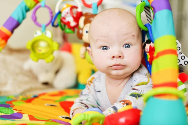 Bebê Engraçado Jogando Brinquedos Tapete — Fotografia de Stock