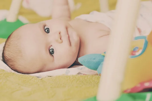 Doux Bébé Drôle Est Couché Sur Lit Avec Des Jouets — Photo