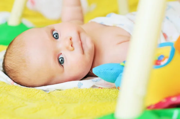 Doce Engraçado Bebê Está Deitado Cama Com Brinquedos Olhando — Fotografia de Stock