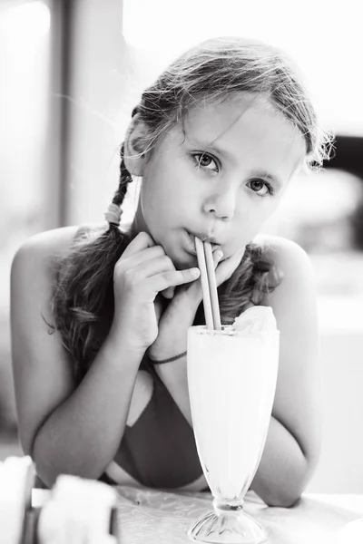 Entzückendes Kleines Mädchen Trinkt Sommer Milchshake Freiluft Restaurant — Stockfoto