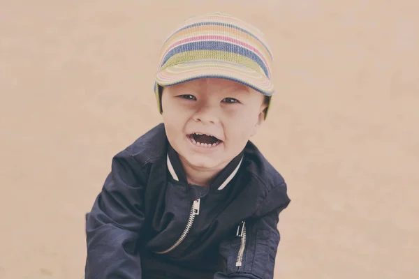 遊び場で満足して笑う幼児男の子 — ストック写真