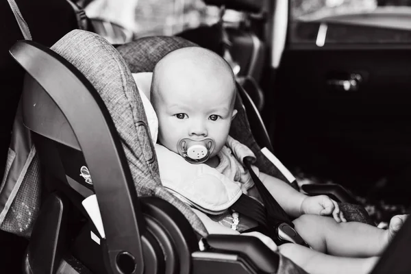 Niño Asiento Del Coche Verano — Foto de Stock