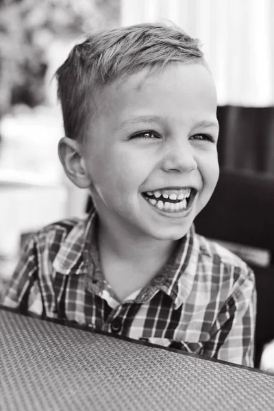 Portret Van Schattige Schattig Grappige Kleine Jongen Restaurant Buitenshuis — Stockfoto