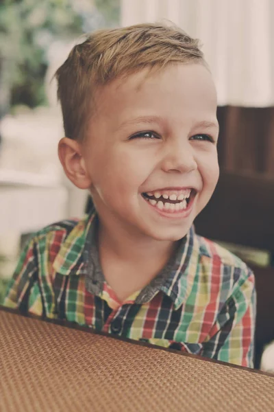 Πορτρέτο Του Χαριτωμένο Αξιολάτρευτο Αστεία Μικρό Αγόρι Στο Εστιατόριο Εξωτερικούς — Φωτογραφία Αρχείου