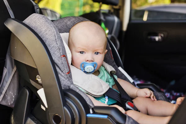 Bébé Garçon Dans Siège Auto Été — Photo