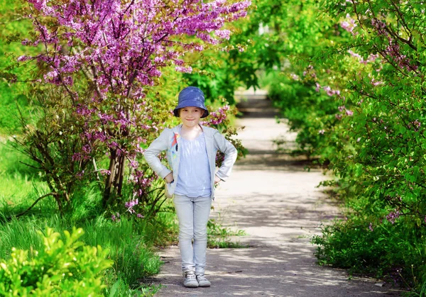 Petite Fille Drôle Marche Dans Jardin Printemps — Photo