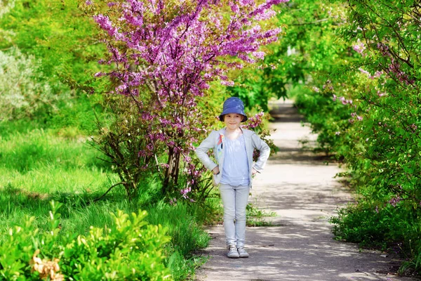 Pequena Garota Engraçada Andando Jardim Primavera — Fotografia de Stock