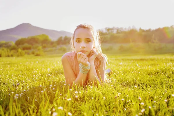 Teen Dívka Slunné Louce Podsvícení — Stock fotografie