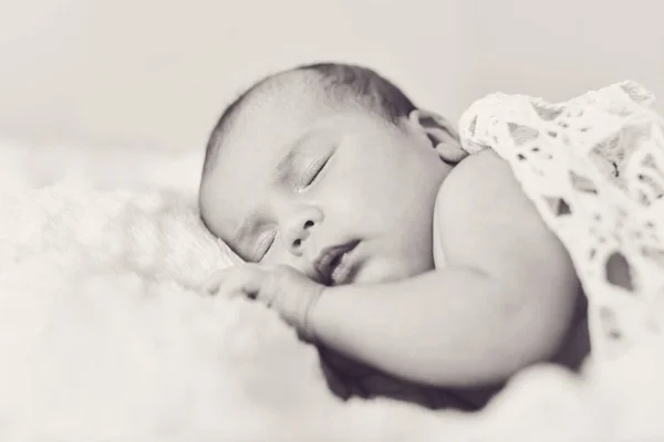 Новорожденный Ребенок Лежит Кровати — стоковое фото