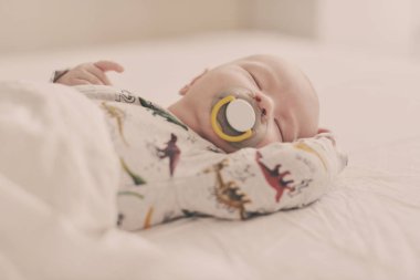 yatakta uyuyan güzel yeni doğan