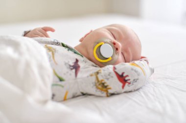 yatakta uyuyan güzel yeni doğan