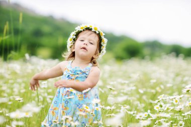 daisy alanındaki komik dans yürümeye başlayan çocuk kız