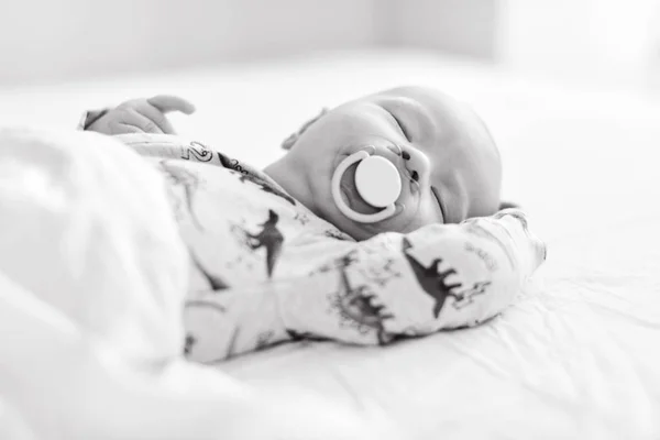 Egy Szép Újszülött Alszik Ágyon — Stock Fotó