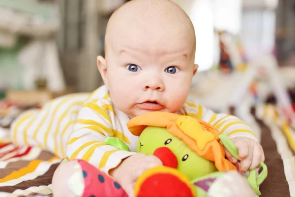 Grappige Babyjongen Spelen Met Speelgoed Thuis — Stockfoto