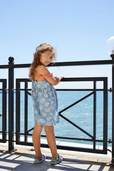 Schönes Kleines Mädchen Strand Genießt Den Sommerurlaub — Stockfoto
