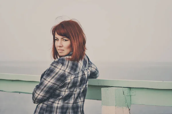 Bright Redhead Woman Standing Sea — Stock Photo, Image