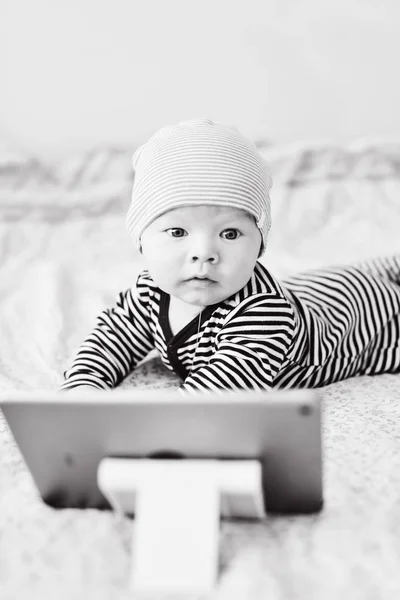 Baby Mit Tablet Auf Dem Bett — Stockfoto