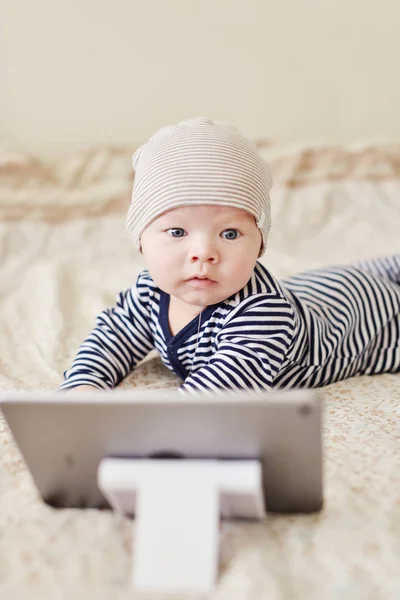 Bebê Com Tablet Cama — Fotografia de Stock