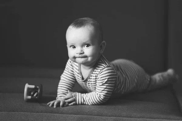 Сладкий Ребенок Игрушкой Диване — стоковое фото