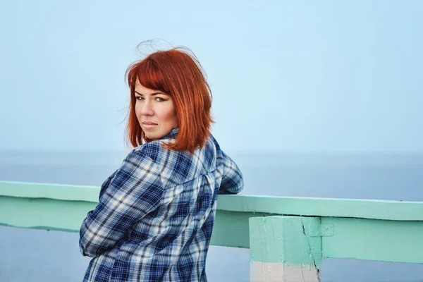 海のそばに立っている赤毛の明るい女性 — ストック写真