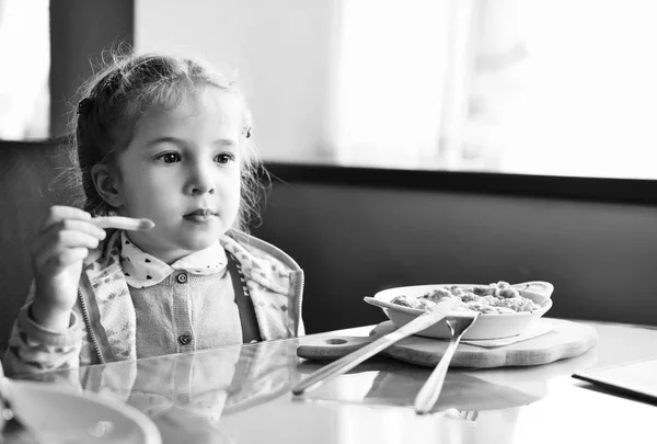 Menina Sentada Mesa Café — Fotografia de Stock