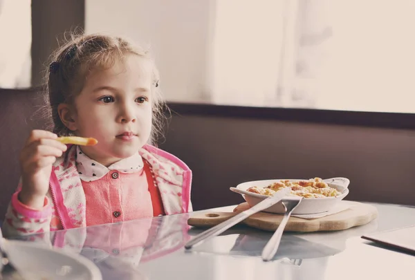 Kleines Mädchen Sitzt Tisch Café — Stockfoto