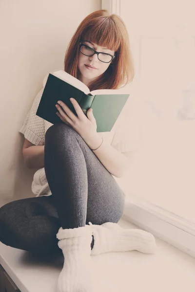 Lectura Estudiante Chica Con Libro Cerca Ventana — Foto de Stock