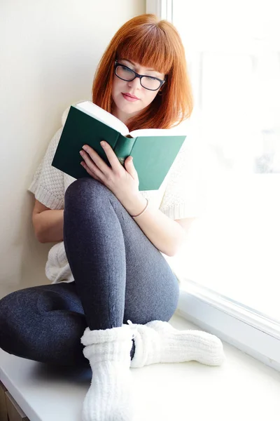 Lecture Étudiant Fille Avec Livre Près Fenêtre — Photo