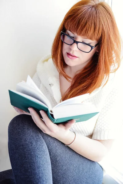 Lecture Étudiant Fille Avec Livre Près Fenêtre — Photo