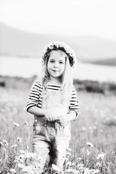 Happy Girl Field Garland Head — Stock Photo, Image