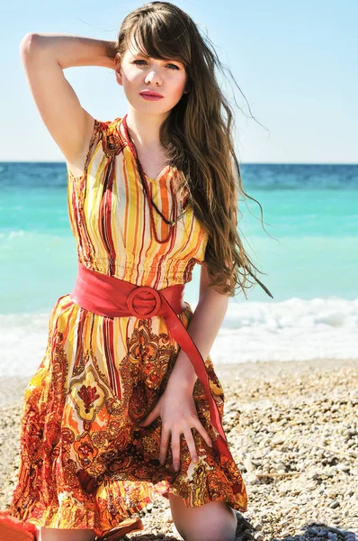 海に対して長い髪と素敵な優しい女の子 — ストック写真