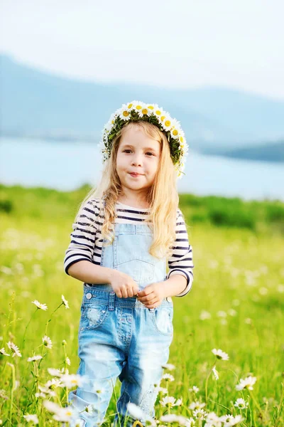 快乐的女孩 在领域与头上的花环 — 图库照片
