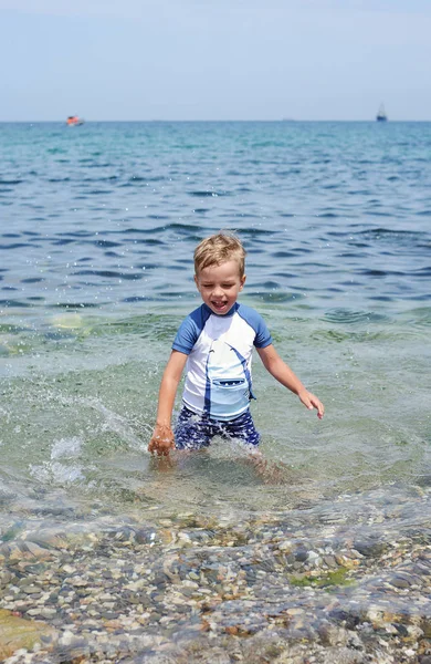 Menino Praia Brincando Com Água — Fotografia de Stock