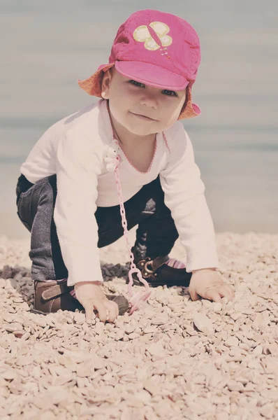 Bebé divertido cerca del mar — Foto de Stock