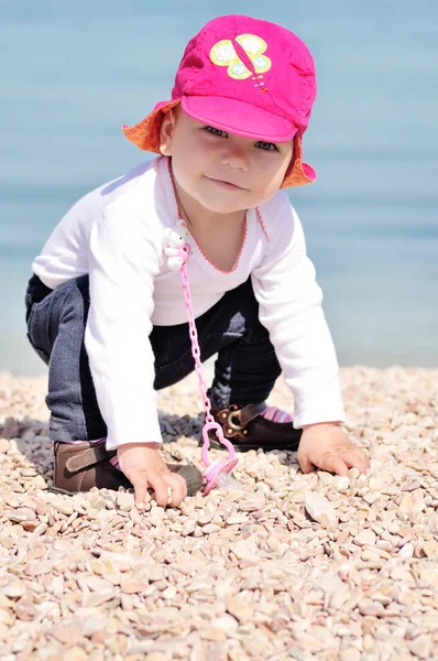 Funny baby in de buurt van de zee — Stockfoto