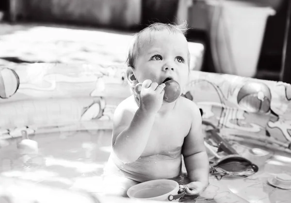 プール内の赤ちゃん — ストック写真