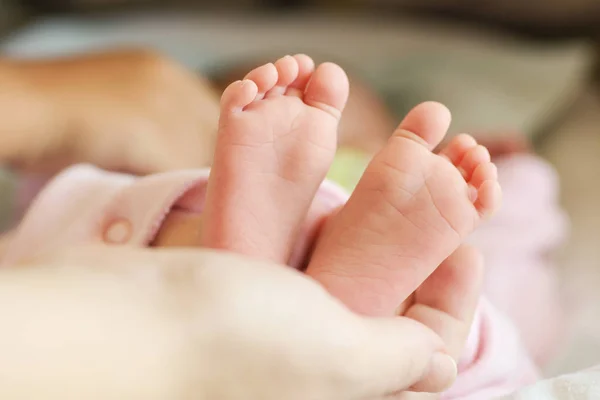 Feet of newborn — Stock Photo, Image