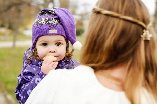 Toddler girl  on mothers hands — Stock Photo, Image