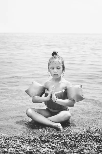 Chica relajándose en la playa — Foto de Stock