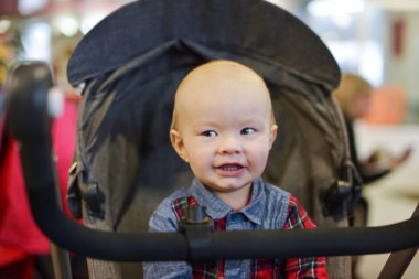  Bebek arabasındaki bebek 