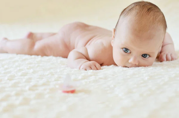 Baby proberen te houden hoofd — Stockfoto