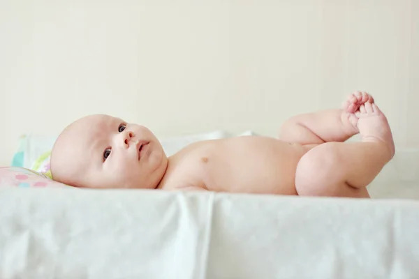 Новорожденный на пеленальном столе — стоковое фото