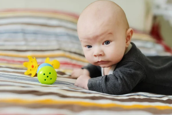 おもちゃと赤ちゃん男の子 — ストック写真