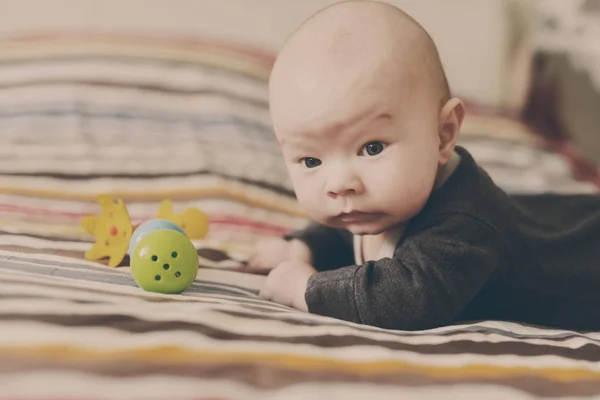 Oyuncaklı Bebek Oğlan — Stok fotoğraf