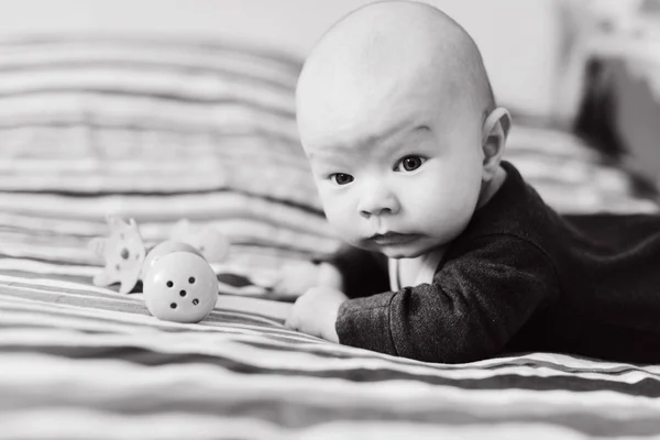 Bébé garçon avec jouets — Photo