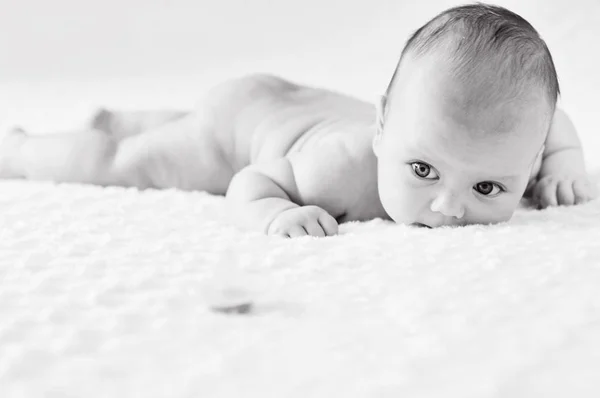 Bebê tentando manter a cabeça — Fotografia de Stock