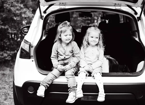 Barn i bilen — Stockfoto