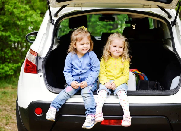 Дети в машине — стоковое фото