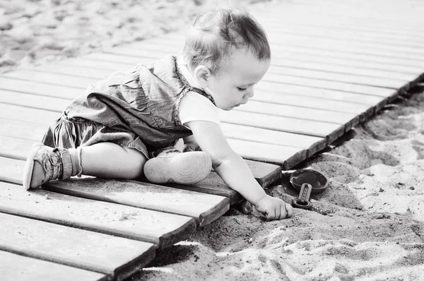 Девушка играет песок — стоковое фото